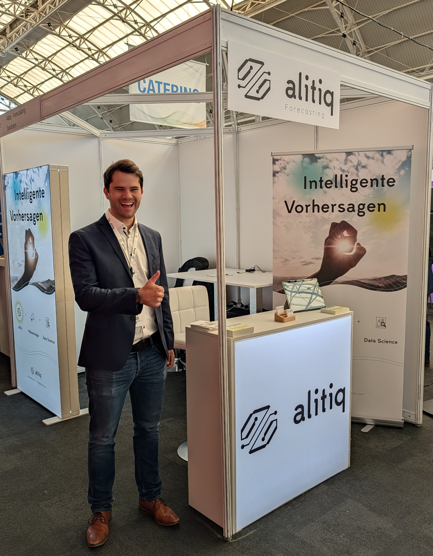 Daniel Gröger am Messestand von alitiq