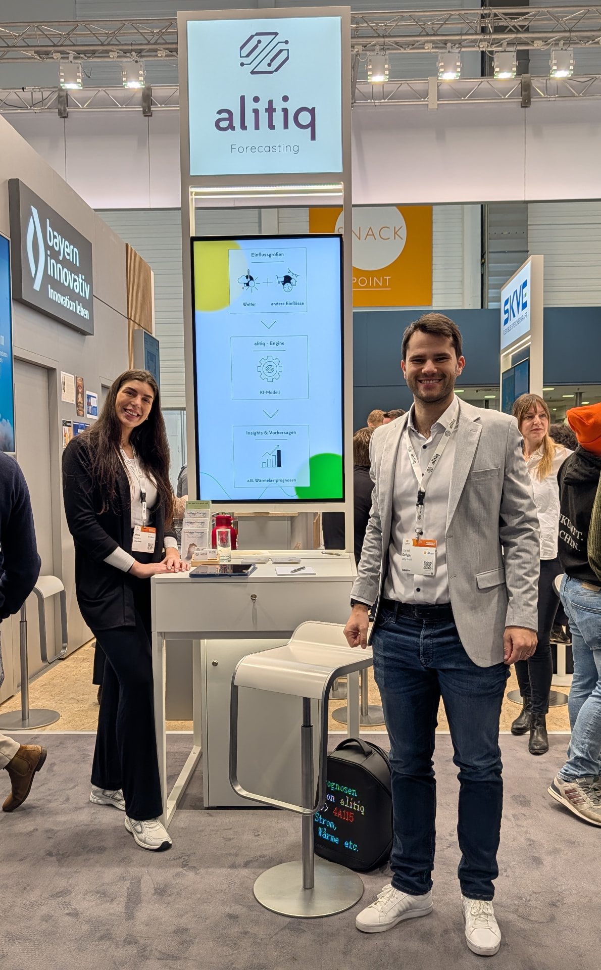 Das alitiq-Team am Messestand der E-World 2026 in Essen